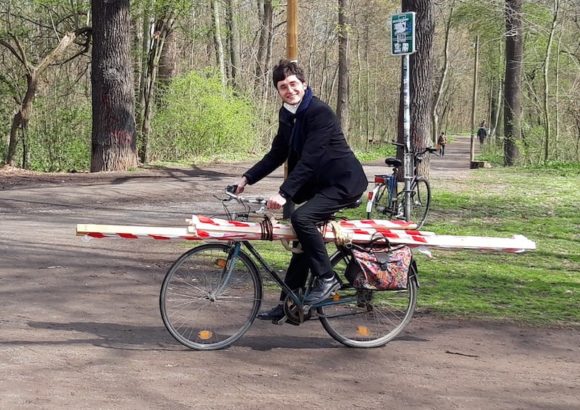 Ein Radfahrer transportiert ein Gehzeug