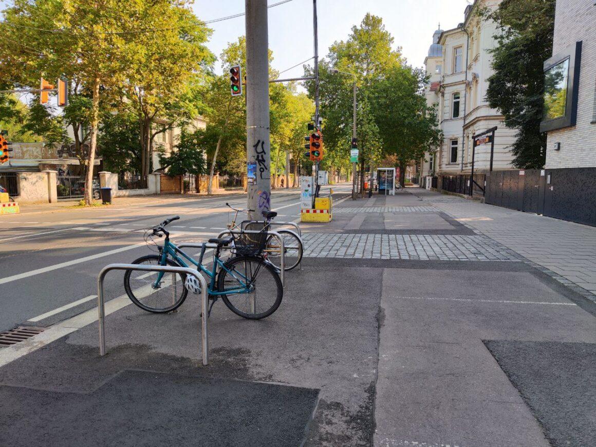 Karl-Heine-Straße nach der Entduldung des illegalen Gehwegparkens auf Höhe der LVB-Haltestelle Alte Straße