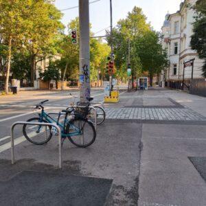 Karl-Heine-Straße nach der Entduldung des illegalen Gehwegparkens auf Höhe der LVB-Haltestelle Alte Straße