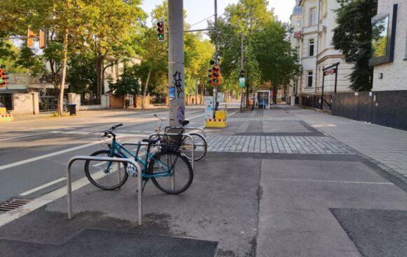 Karl-Heine-Straße nach der Entduldung des illegalen Gehwegparkens auf Höhe der LVB-Haltestelle Alte Straße